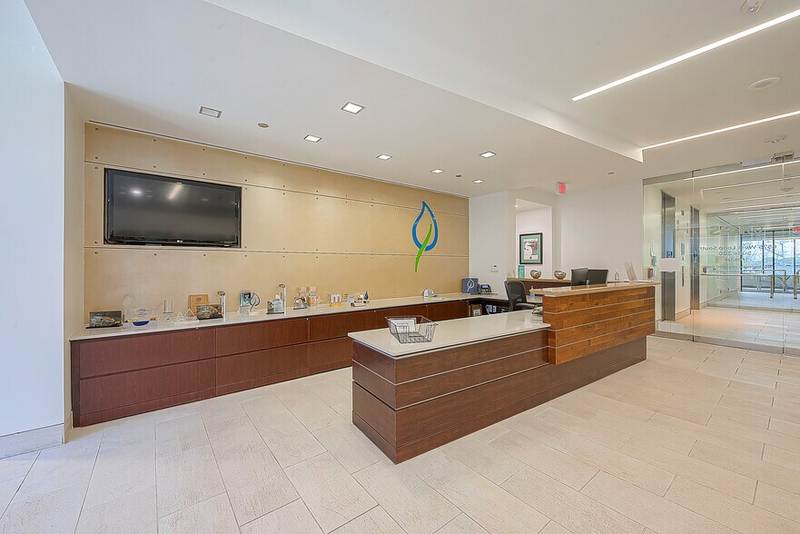 More Photos Of 6575 610 Loop S, Bellaire Office For Sale