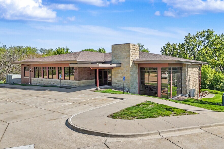 More Photos Of 2680 Berkshire Pky, Des Moines Office For Sale