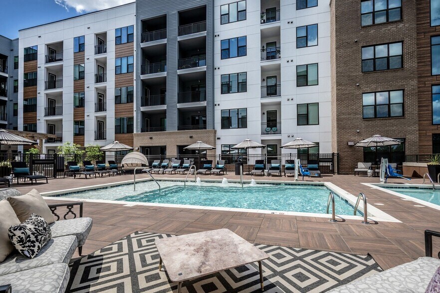 More Photos Of 101 W Morehead St, Charlotte Apartments For Lease