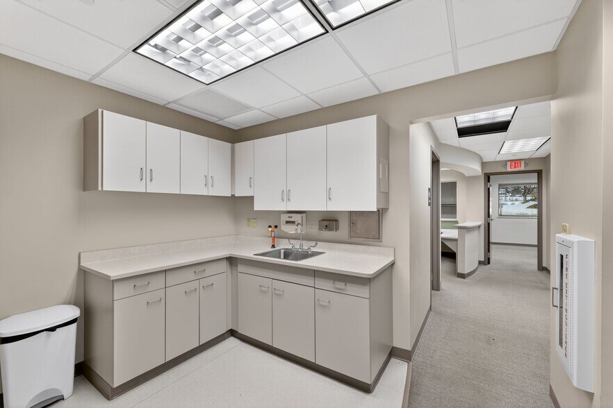 More Photos Of 17000 W North Ave, Brookfield Medical For Lease