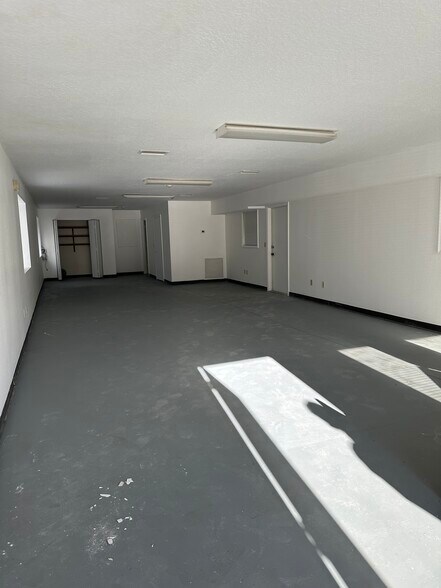 More Photos Of 18715 Colonial Dr, Orlando Warehouse For Lease