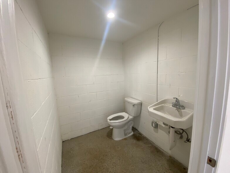 More Photos Of 18444 Ventura Blvd, Tarzana Service For Lease