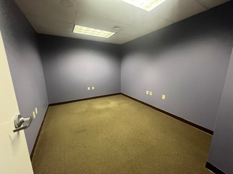 More Photos Of 340 Railroad St, Danville Flex For Lease