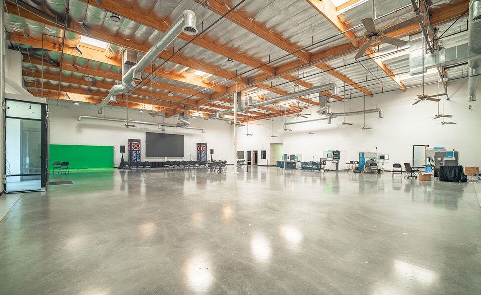 More Photos Of 307 E Carmel St, San Marcos Showroom For Lease