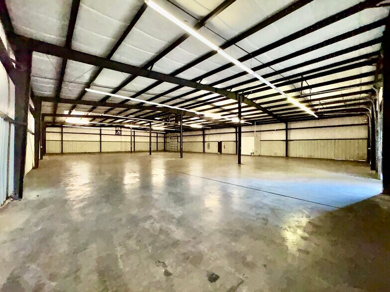 More Photos Of 117-D Liberty Dr, Thomasville Warehouse For Lease
