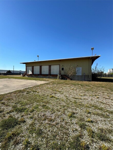 Primary Photo Of 2929 Metro St, Denton Contractor Storage Yard For Sale