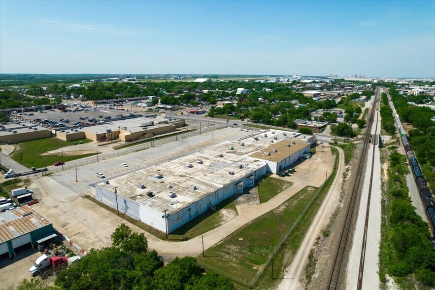 More Photos Of 318 E Long Ave, Fort Worth General Retail For Sale