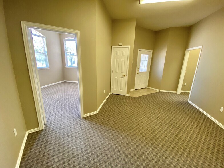 More Photos Of 325 Miron Dr, Southlake Medical For Lease