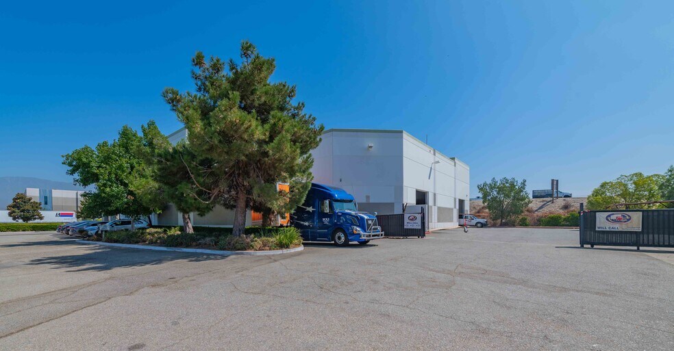 More Photos Of 9201 Charles Smith St, Rancho Cucamonga Warehouse For Lease