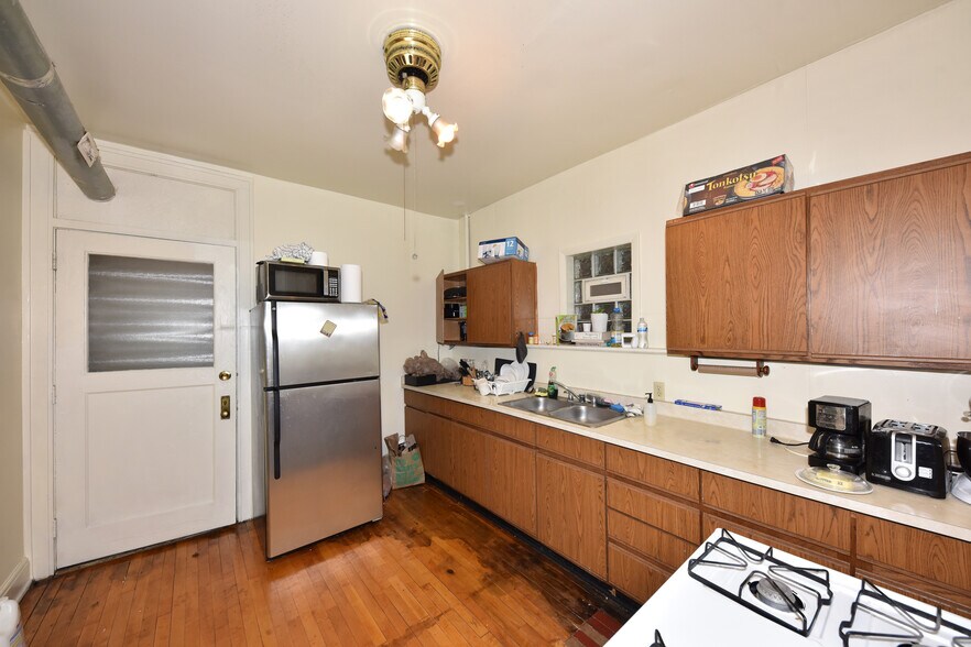 More Photos Of 2670-2672 N Holton St, Milwaukee General Retail For Sale