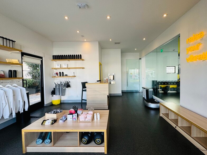 More Photos Of 1915-1919 Lincoln Blvd, Venice Storefront For Lease
