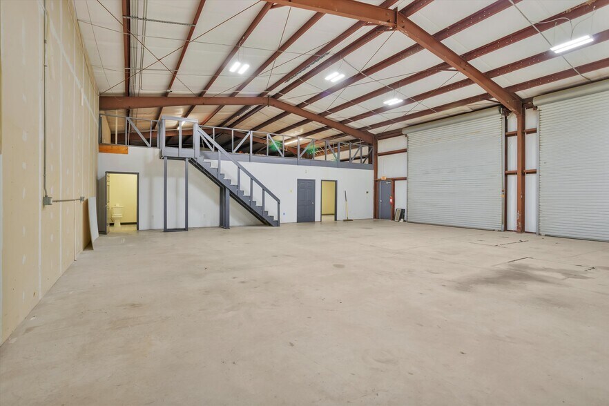 More Photos Of 11111 Neeshaw Dr, Houston Industrial For Lease