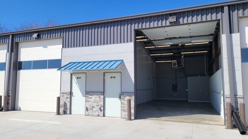 More Photos Of 815 E Park St, Olathe Warehouse For Lease