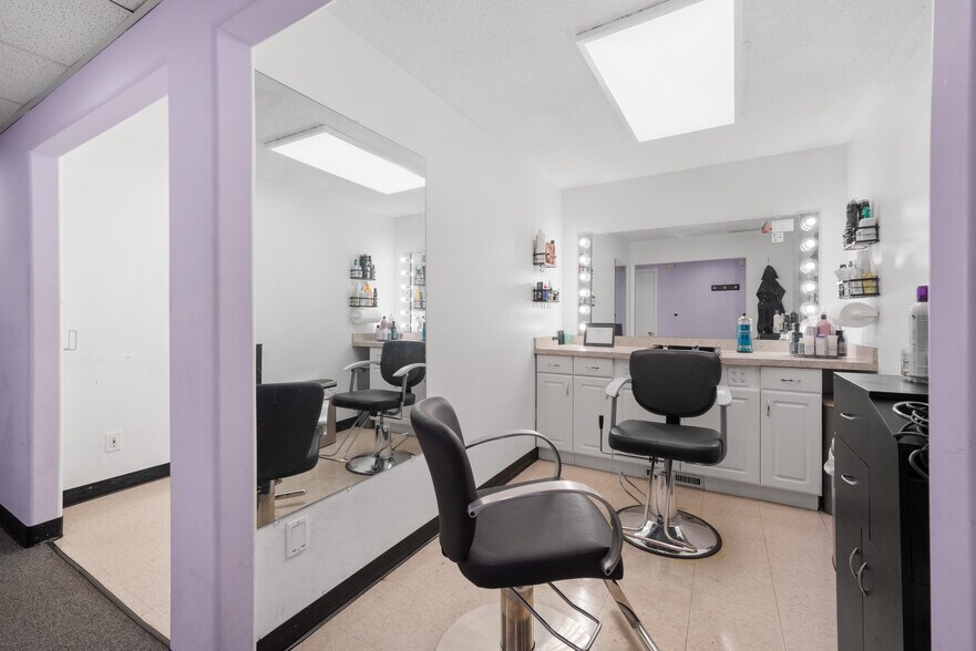 More Photos Of 4680 Dixie Hwy, Waterford Freestanding For Sale