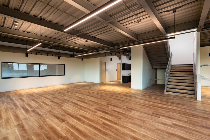 More Photos Of 8905 E Del Camino Dr, Scottsdale Light Distribution For Lease