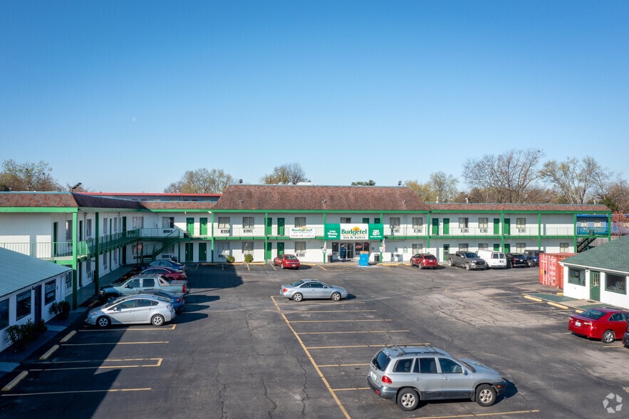Primary Photo Of 3304 Bardstown Rd, Louisville Hotel For Sale