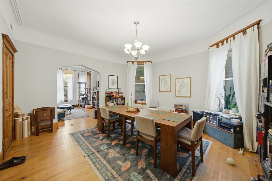 More Photos Of 905 W Fletcher St, Chicago Apartments For Sale