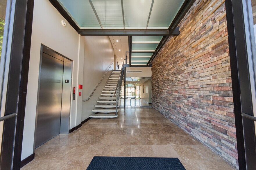 More Photos Of 7301 N Broadway Ext, Oklahoma City Office For Lease