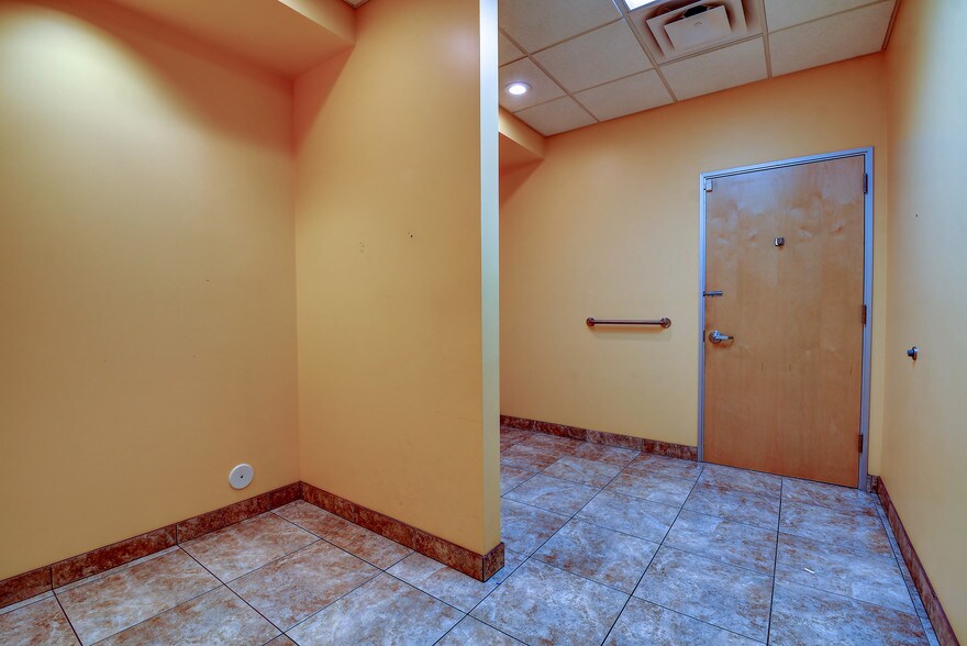 More Photos Of 15288 W Brookside Ln, Surprise Office For Lease