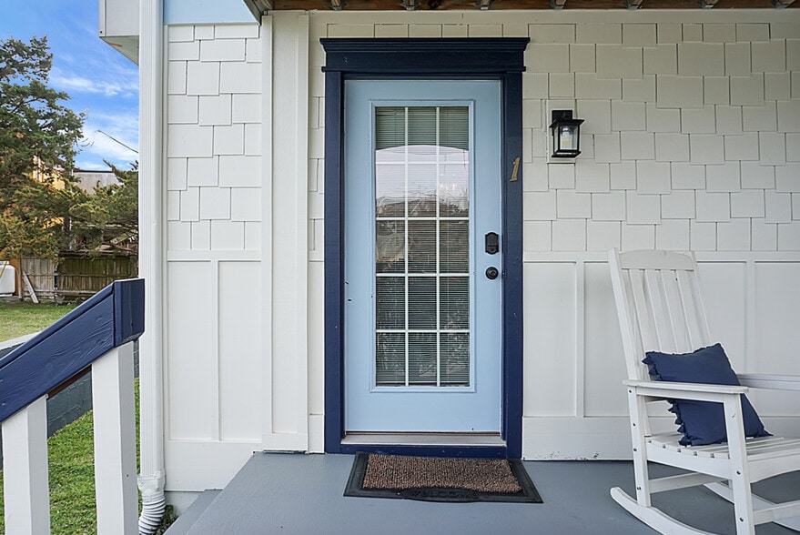 More Photos Of 205 Harper Ave, Carolina Beach Hotel For Sale