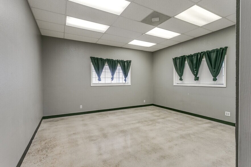 More Photos Of 3212 E Walnut St, Tecumseh Flex For Sale