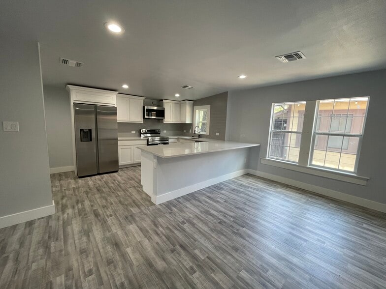 More Photos Of 1607 N Pine St, San Antonio Loft Creative Space For Lease