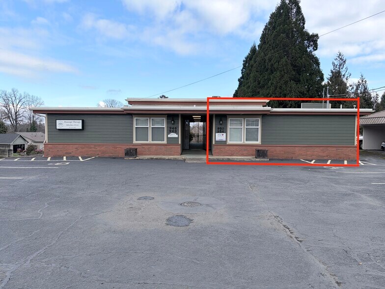 More Photos Of 950-960 Uglow Ave SE, Dallas Medical For Sale