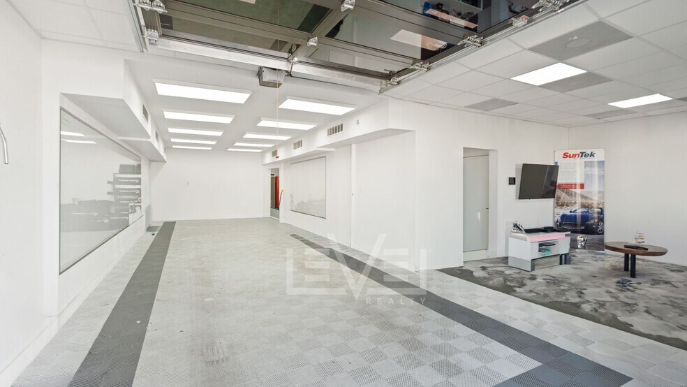 More Photos Of 3472 NE 5th Ave, Oakland Park Showroom For Lease