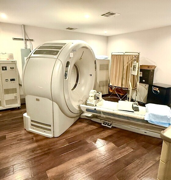 More Photos Of 6742 Winnetka Ave, Winnetka Office For Lease