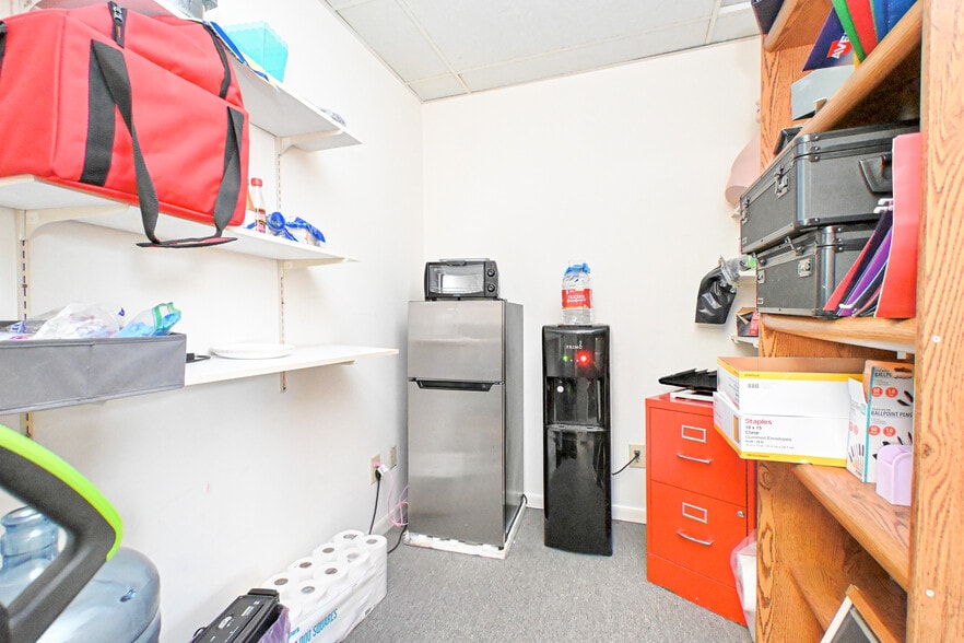 More Photos Of 8240 Clara Ave, Cincinnati Office For Sale