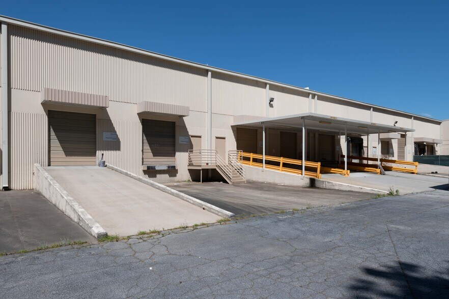 More Photos Of 675 Park North Blvd, Clarkston Warehouse For Lease