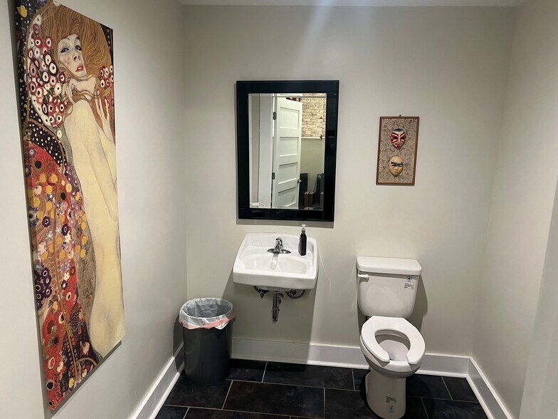 More Photos Of 563 Cherry St, Macon-Bibb General Retail For Lease