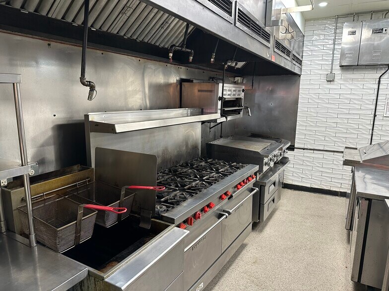 More Photos Of 1209 E 7th St, Austin Restaurant For Lease