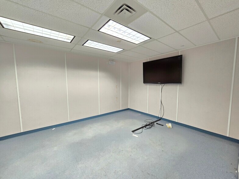 More Photos Of 4512 46 St, Olds Office For Lease