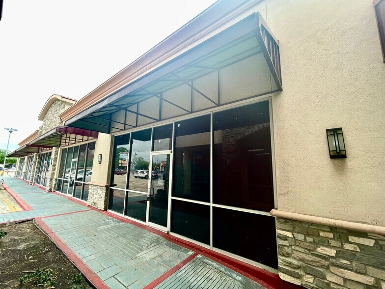 More Photos Of 6906 Airline Dr, Houston Unknown For Lease