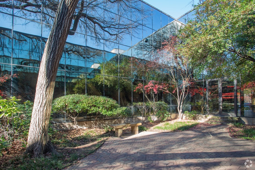 More Photos Of 1230 River Bend Dr, Dallas Unknown For Lease