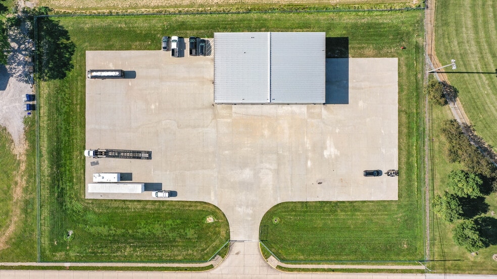 More Photos Of 300 Rou des Chateaux, Bethalto Parking Garage For Sale