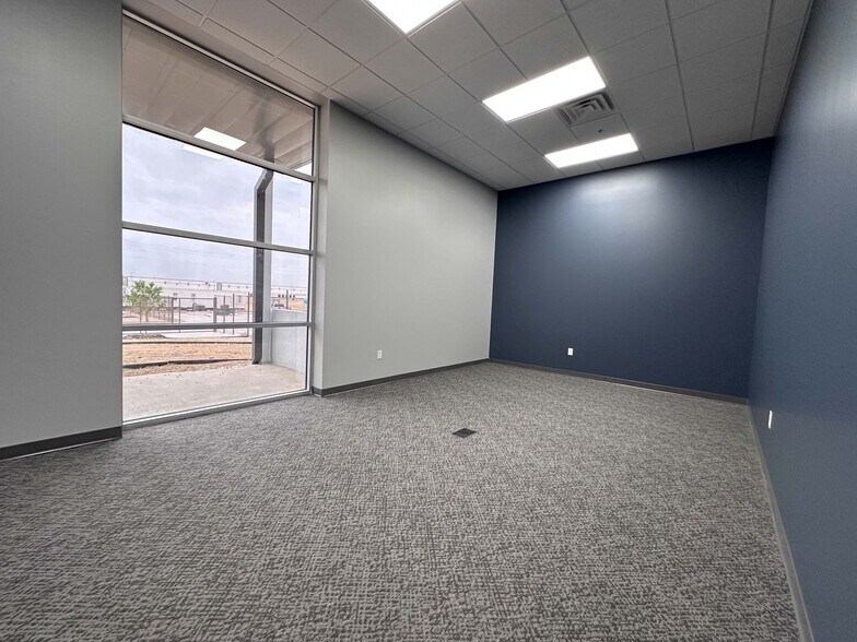 More Photos Of 21540 Kraus Lp, Laredo Warehouse For Lease