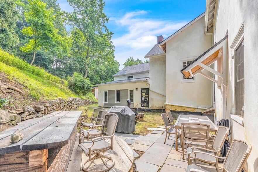 More Photos Of 277 W Baltimore Pike, Media Office For Sale