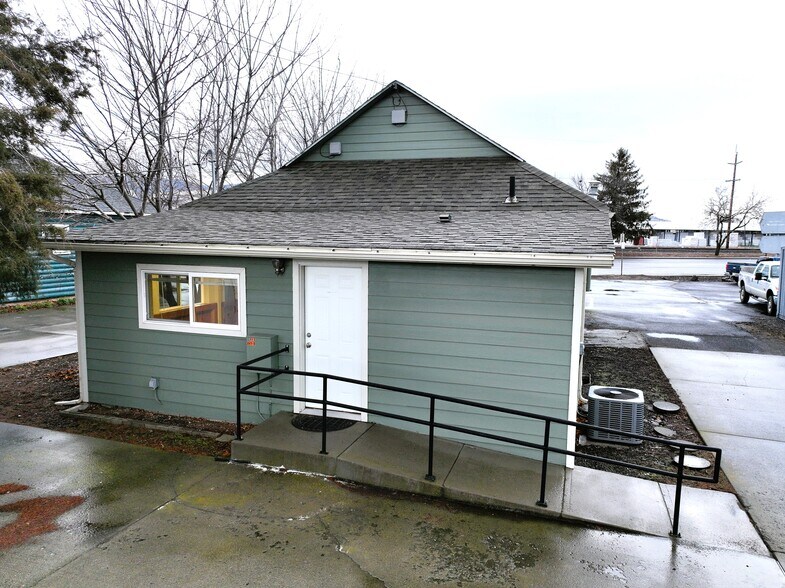 More Photos Of 1910 Island Ave, La Grande Office Residential For Lease