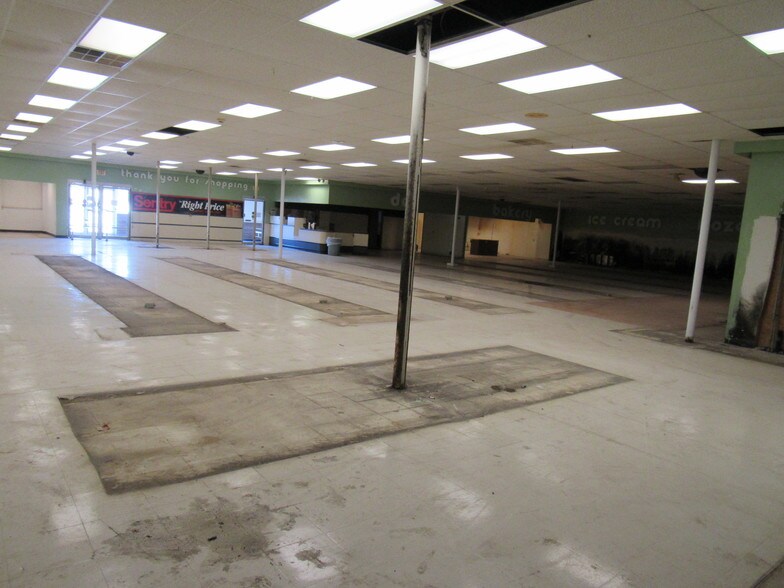 More Photos Of 275 Laing St, Redgranite Supermarket For Lease