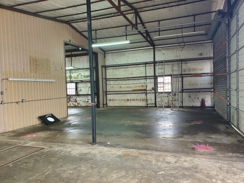 More Photos Of 108 West Gillum, Grandview Warehouse For Sale