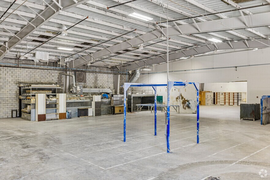 More Photos Of 740 NW Enterprise Dr, Port Saint Lucie Manufacturing For Lease