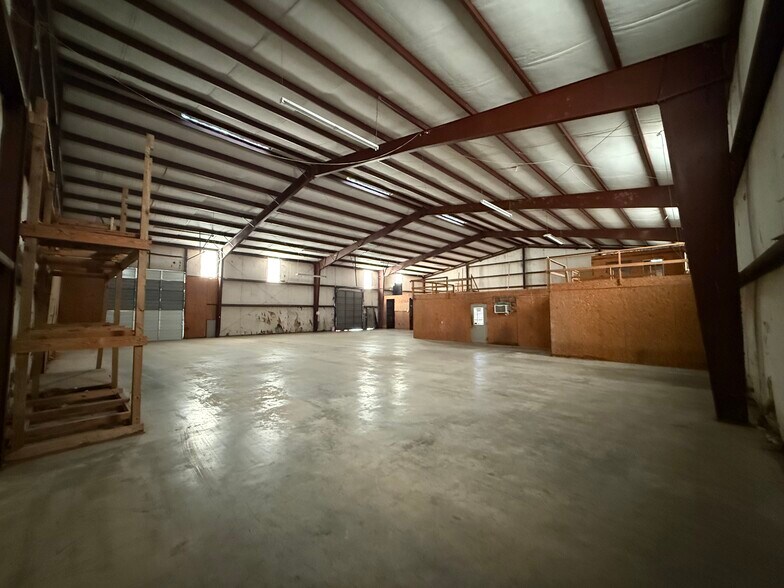 More Photos Of 3710 Indian Hills NE Rd, Hartselle Industrial For Lease