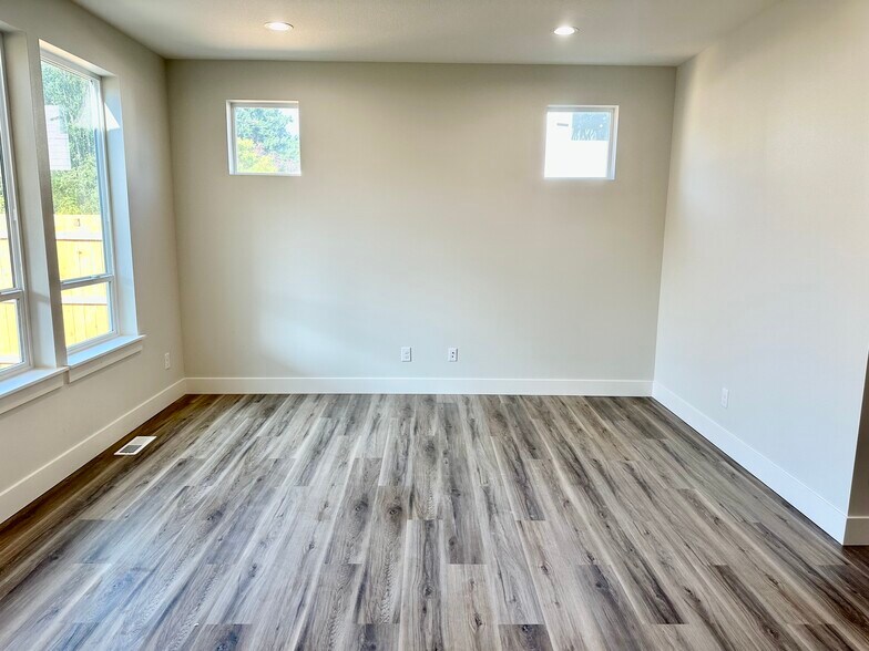 More Photos Of , Kelso Multifamily For Sale