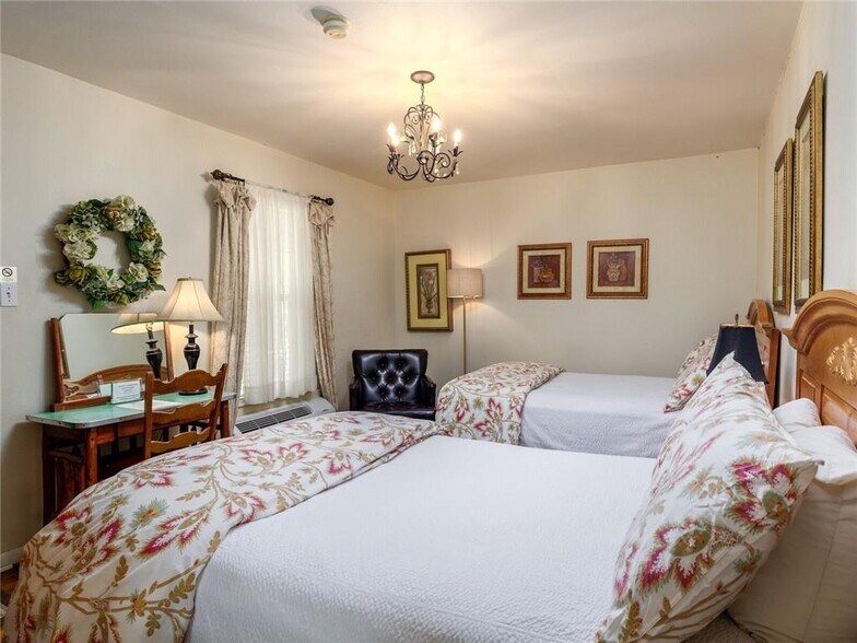 More Photos Of 915 E Cameron Ave, Rockdale Hotel For Sale