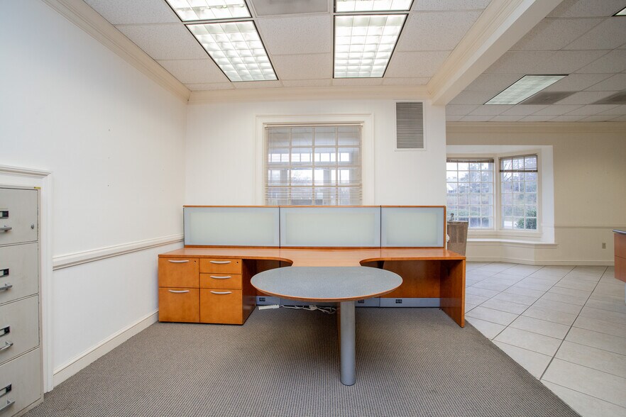 More Photos Of 3651 Greensboro Rd, Ridgeway Bank For Lease