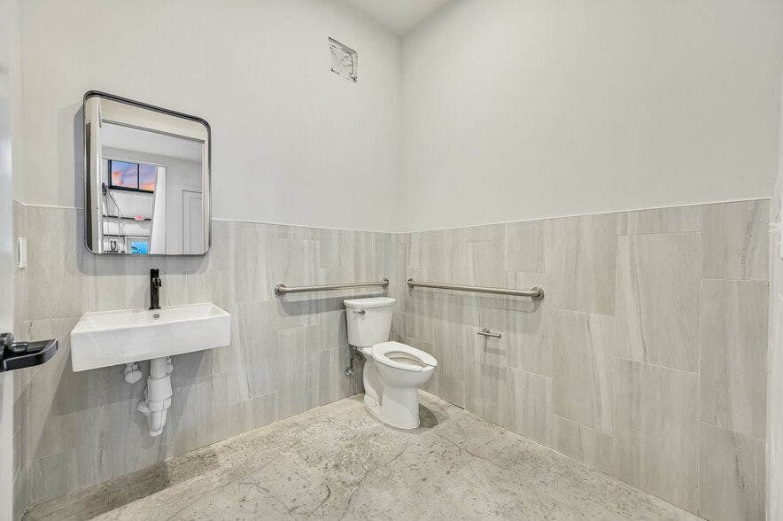 More Photos Of 15210 Fitzhugh Rd, Austin Light Distribution For Lease