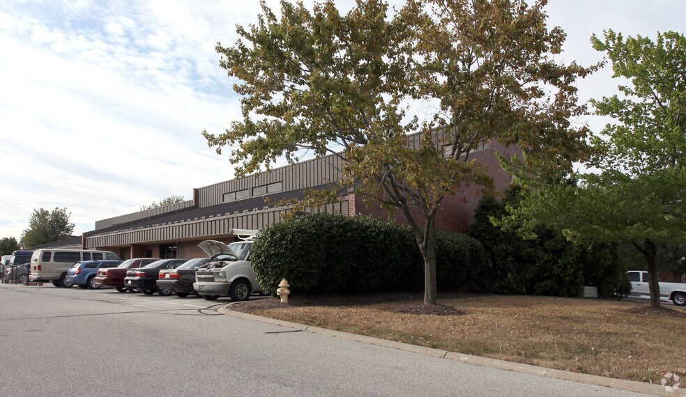 More Photos Of 2431 Directors Row, Indianapolis Office For Lease