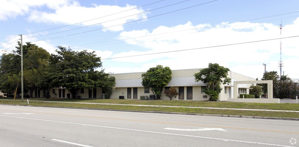 More Photos Of 2400 NW Boca Raton Blvd, Boca Raton Light Distribution For Lease